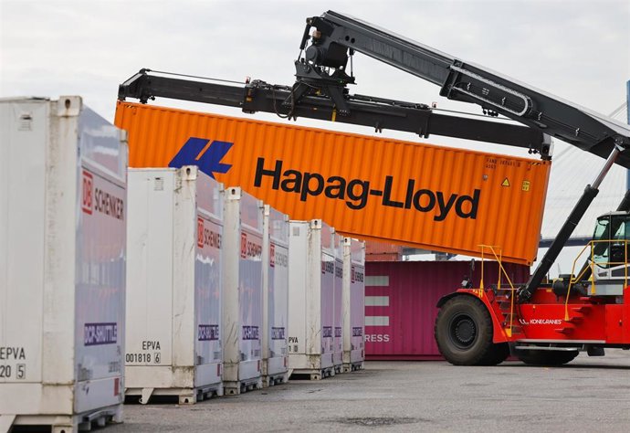 Archivo - FILED - 08 August 2024, Hamburg: A container stacker transports a container at the DB Schenker logistics center in the Port of Hamburg at DCP Dettmer Container Packing GmbH in the Port of Hamburg. The German shipping company Hapag-Lloyd has rais