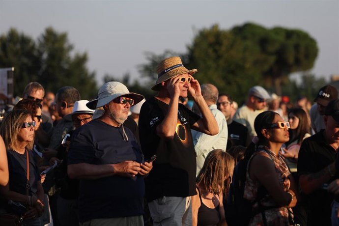 Varias personas durante el eclipse solar total de 2026, a 12 de agosto de 2026, en León, Castilla y León (España). Este es el primer eclipse total de Sol visible desde la península Ibérica en más de un siglo. La franja de totalidad cruza España de oeste a