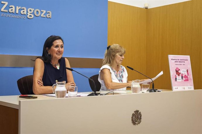 La concejala delegada del Mayor del Ayuntamiento de Zaragoza, Paloma Espinosa, y la jefa de la Unidad del Mayor, Fernanda Blasco.