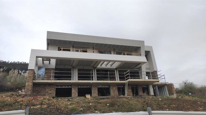 Archivo - Chalet en obras en la falda del Naranco