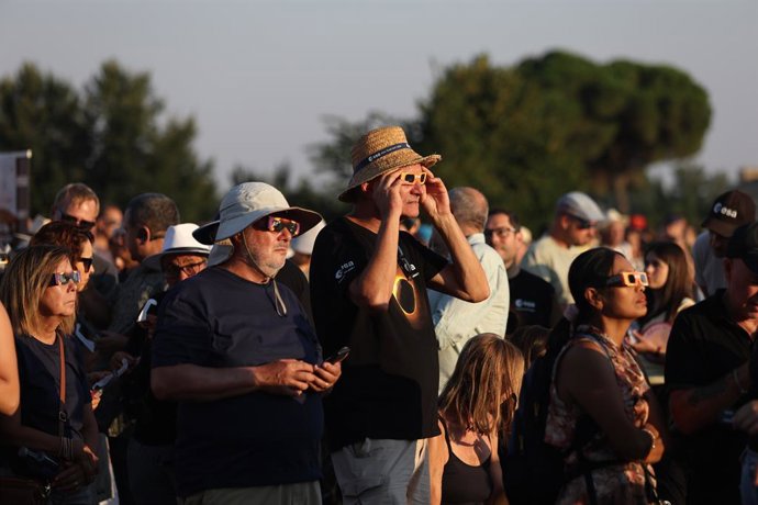 Varias personas durante el eclipse solar total de 2026, a 12 de agosto de 2026, en León, Castilla y León (España). Este es el primer eclipse total de Sol visible desde la península Ibérica en más de un siglo. La franja de totalidad cruza España de oeste a