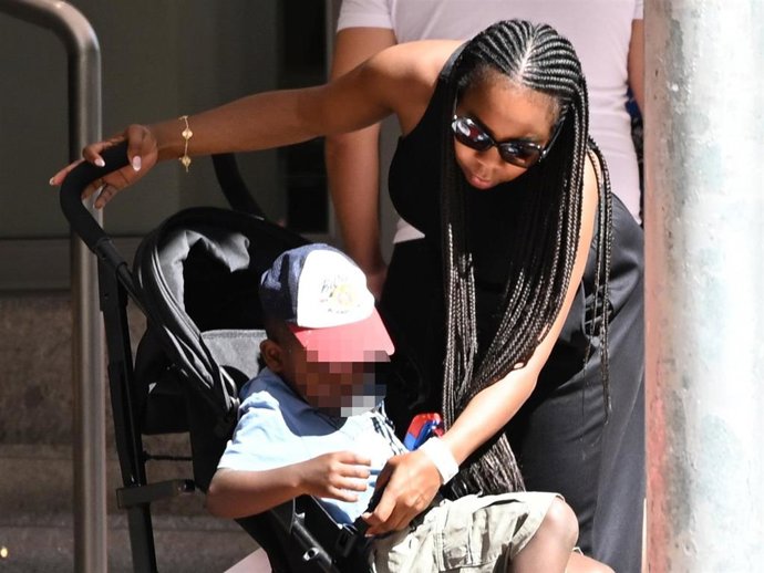 Sheila Ebana caminando por la calle junto a su familia