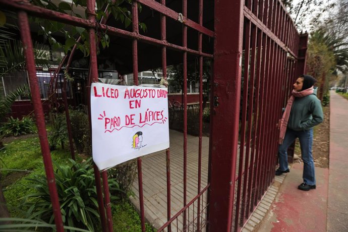 Santiago, 11 de Agosto del 2026.  Liceo Augusto D’Halmar, estan en paro de lapices.  Luis Quinteros/Aton Chile