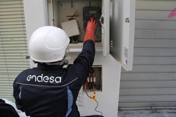 Archivo - Imagen de archivo de un operario de Endesa.