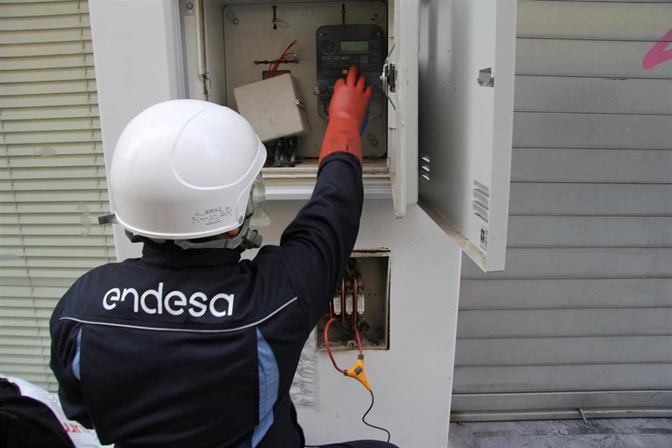 Archivo - Imagen de archivo de un operario de Endesa.