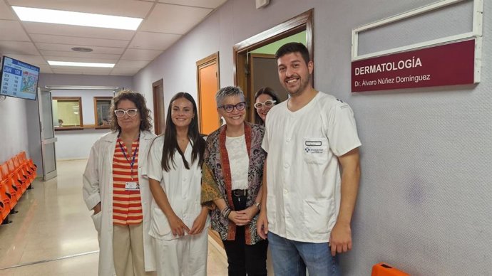 Visita de Concepción Saavedra a Dermatología del Hospital 'Carmen y Severo Ochoa'