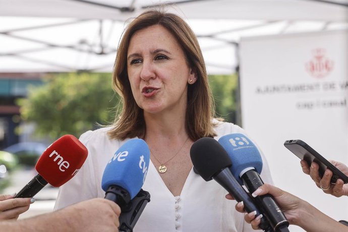 Archivo - Arquivo - A prefeita de Valência, María José Catalá, atende à imprensa durante a cerimônia comemorativa do 29º aniversário de Miguel Ángel Blanco, no Parque Miguel Ángel Blanco, em 10 de julho de 2026, em Valência, Comunidade Valenciana (Espanha