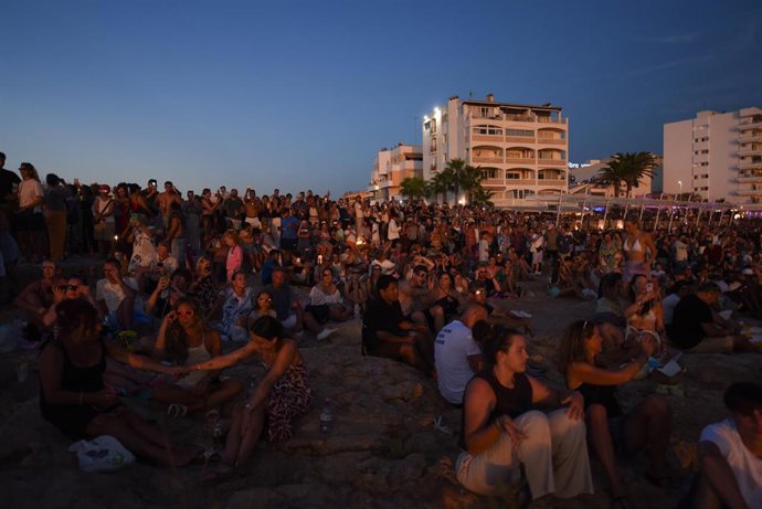 Decenas de personas durante el eclipse solar total de 2026.
