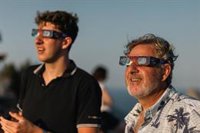 Instan a acudir a urgencias al mínimo síntoma de lesión ocular por el eclipse