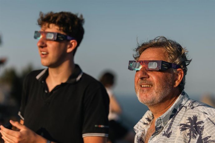 Varias personas durante el eclipse solar total de 2026.