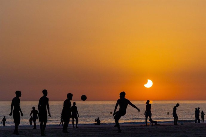 Momento del eclipse parcial visto desde la playa de Camposoto en San Fernando (Cádiz)
