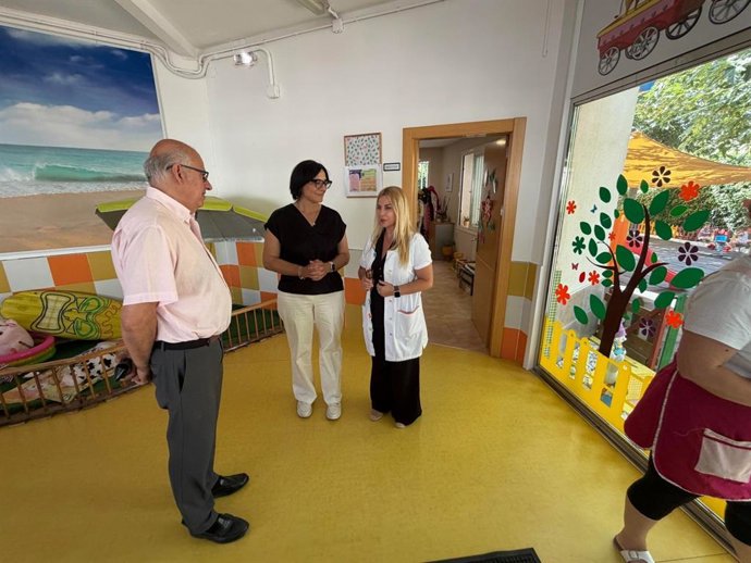 La delegada de Desarrollo Educativo de la Junta de Andalucía en Granada, María José Martín Gómez, ha visitado la Escuela Infantil Virgen Inmaculada en la capital para conocer la actuación que se va a ejectuar para renovar la cubierta del edificio.