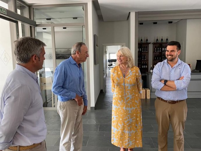 La delegada de la Junta de Andalucía en Cádiz, Mercedes Colombo, en una visita a la bodega Entrechuelos de Miguel Domecq