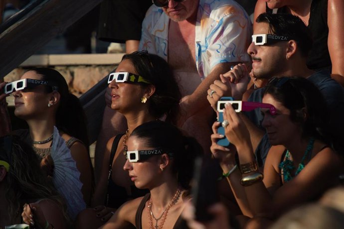 Decenas de personas durante el eclipse solar total de 2026, a 12 de agosto de 2026, en Ibiza, Islas Baleares (España). 