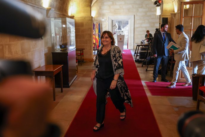 La consellera de Presidencia, Coordinación de la Acción de Gobierno y Cooperación Local, Antònia Maria Estarellas; a su llegada para reunirse con la presidenta del Govern, Marga Prohens, y los presidentes de los consells de Mallorca, Menorca, Ibiza y 