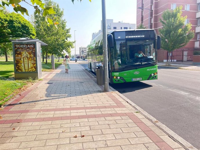 Autobús en una parada en el barrio de Puente Jardín.