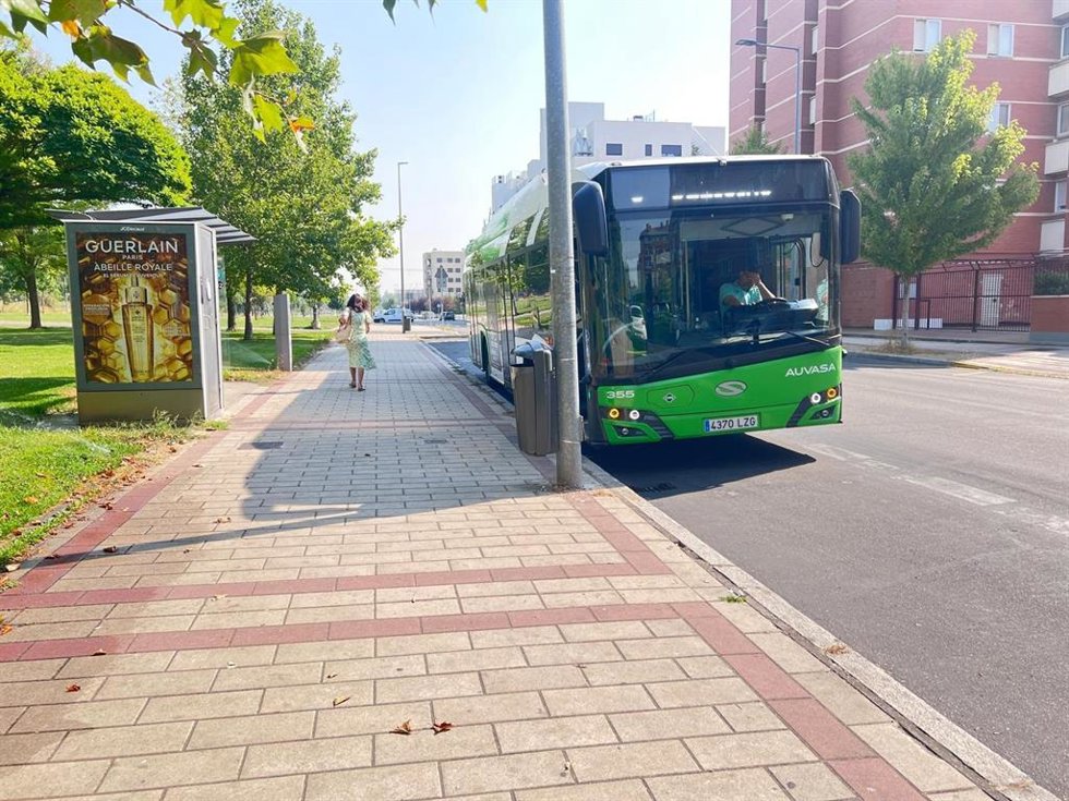 Autobús en una parada en el barrio de Puente Jardín.