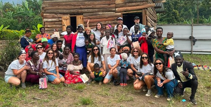 Erika Sáenz de Santa María e Johana Mendiburu, profissionais da Clínica da Universidade de Navarra, durante a execução do projeto de cooperação Crane Angels em Uganda.