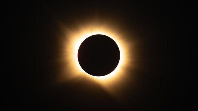 Vista del eclipse solar total, a 12 de agosto de 2026, en San Millán de los Caballeros, León, Castilla y León (España).