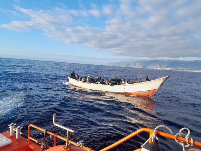 Archivo - Patera rescatada por Salvamento Marítimo en el Atlántico
