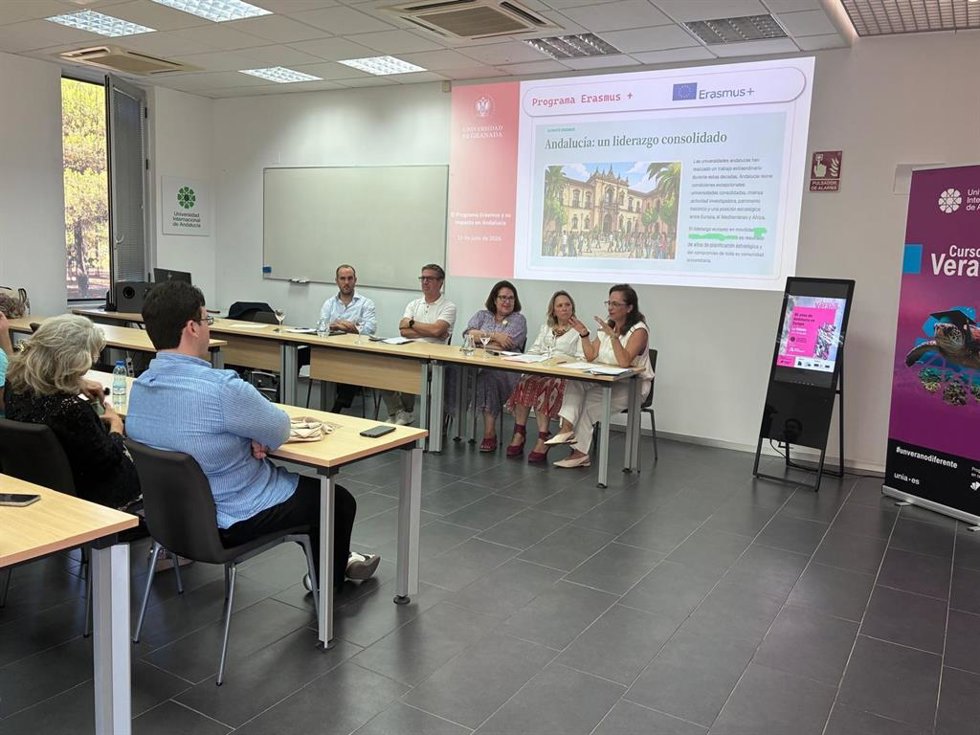 Sara Alguacil (dcha.) interviene en el curso denominado '40 años de Andalucía en Europa'.