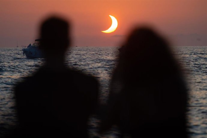 Vista del mar durante el eclipse solar total de 2026, a 12 de agosto de 2026, en Ibiza, Islas Baleares (España).