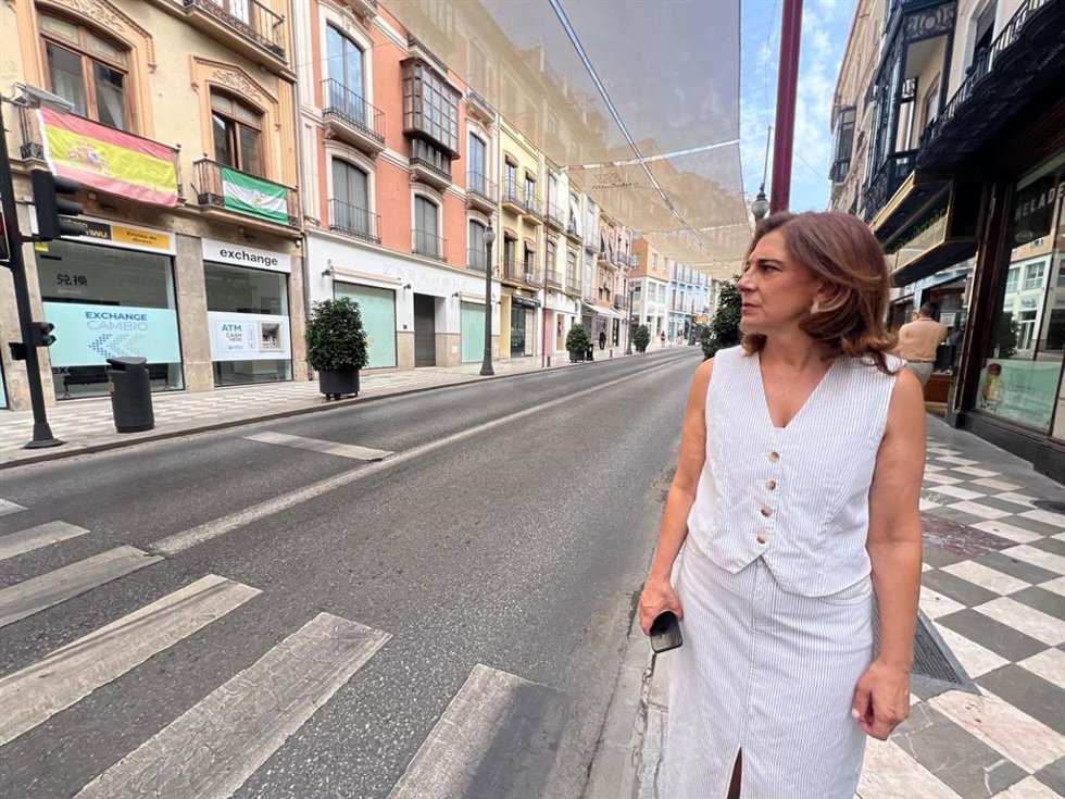 La portavoz del grupo socialista en el Ayuntamiento de Granada, Raquel Ruz, en la calle Reyes Católicos.