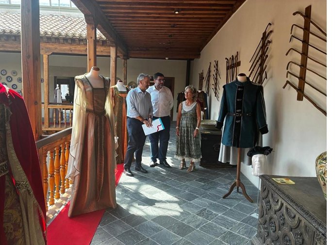 El alcalde de Ávila, Jesús Manuel Sánchez Cabrera, visita la exposición de atavíos medievales en el palacio de Superunda.