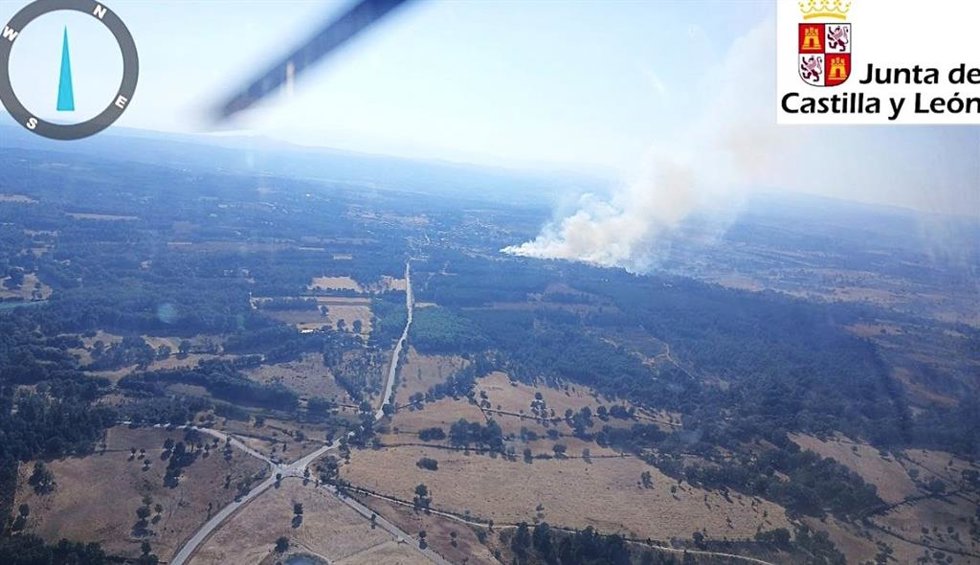 Imagen de la Junta de Castilla y León de los trabajos de extinción en un incendio.