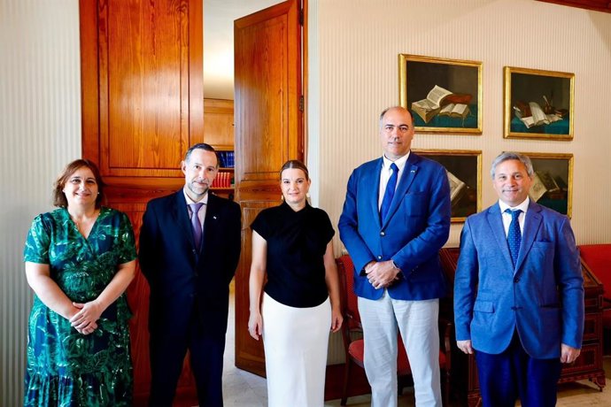 La presidenta del Govern, Marga Prohens (centro), con el embajador de Argentina en España, Wenceslao Bunge; la vicepresidenta segunda del Govern, Antonia María Estarellas, y representantes institucionales argentinos.