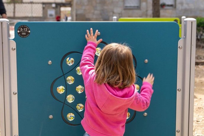 Una niña juega en un parque de Barcelona