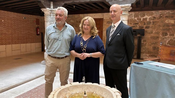 Carlos Niño (i), Cristina Ayala y José Miguel García, durante la firma de un convenio de colaboración.
