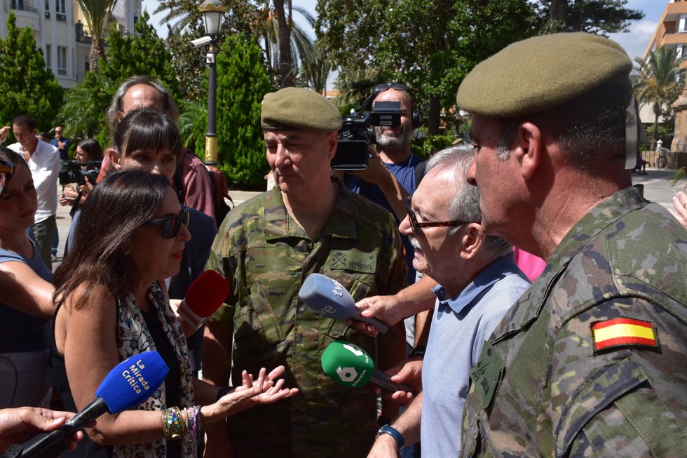 La ministra de Defensa, Margarita Robles (i), tras su reunión con el presidente de la Ciudad Autónoma de Ceuta, a 12 de agosto de 2026, en Ceuta (España)., a 12 de agosto de 2026, en Ceuta (España).