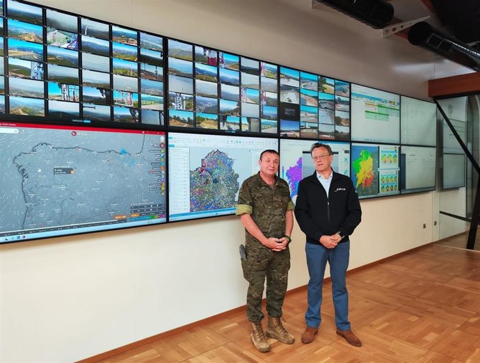 El director xeral de Defensa do Monte, Manuel Francisco, recibe en el Centro de Coordinación Central de San Lázaro al general Andrés González, como jefe de la Fuerza Galicia (JEFZA Galicia) y de la Brigada Galicia VII (Brilat), a 13 de agosto de 2026.