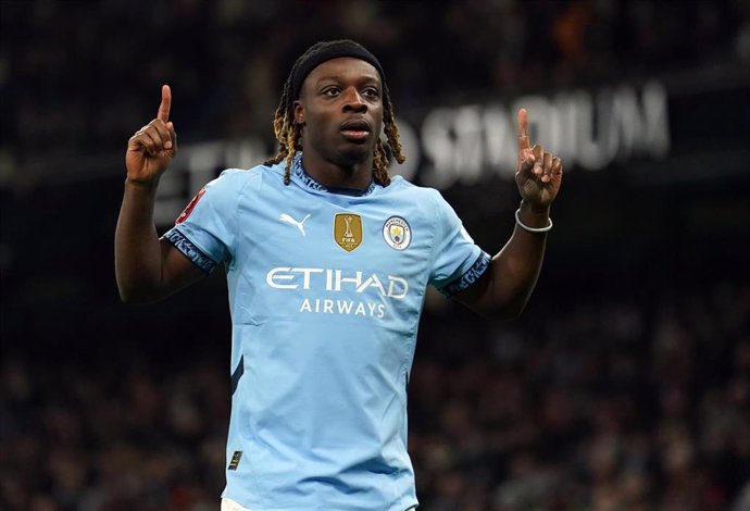 Archivo - El futbolista belga Jeremy Doku celebrando su gol en el partido Manchester City - Salford de la FA Cup.