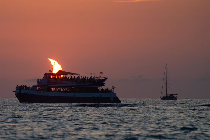 Vista do mar durante o eclipse solar total de 2026, em 12 de agosto de 2026, em Ibiza, Ilhas Baleares (Espanha). Este é o primeiro eclipse solar total visível da Península Ibérica em mais de um século. A faixa de totalidade atravessa a Espanha de oeste a 