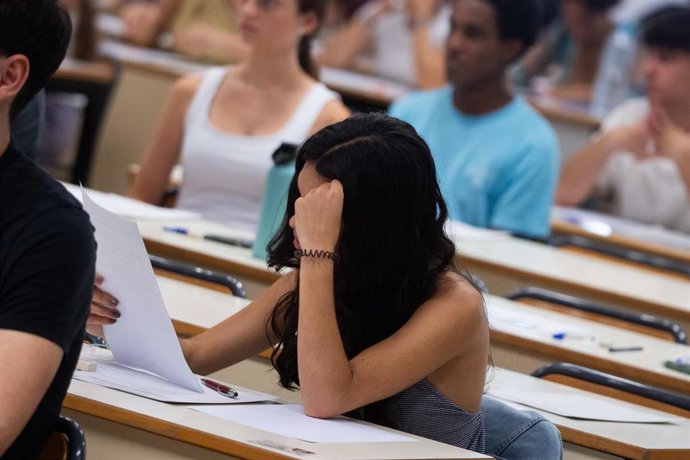 Archivo - Estudiantes de bachillerato acceden a la Universidad Politécnica de Valencia durante la convocatoria extraordinaria de EBAU, en la Universidad Politécnica de Valencia, a 1 de julio de 2025, en Valencia, Comunidad Valenciana (España).