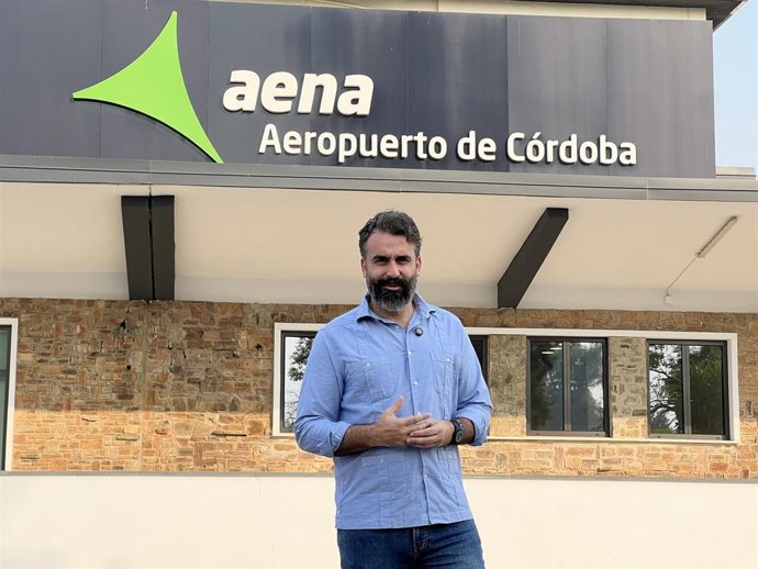 Alberto Mayoral ante la terminal del Aeropuerto de Córdoba.
