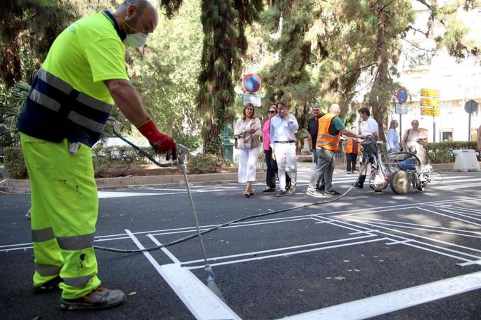 La alcaldesa de València, Mª José Catalá, visita la finalización de la instalación de asfalto fonoabsorbente en Marqués del Túria