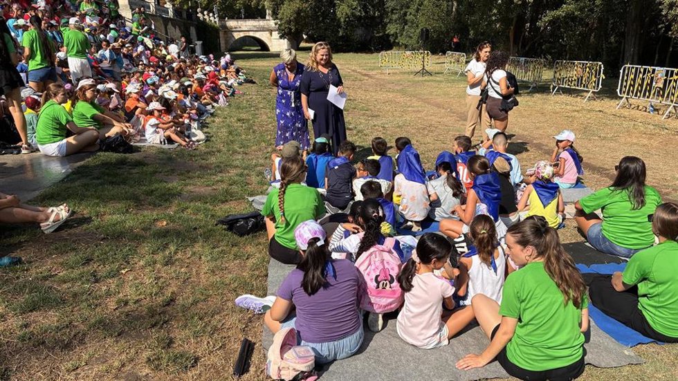 Cristina Ayala con los participantes en el campamento.