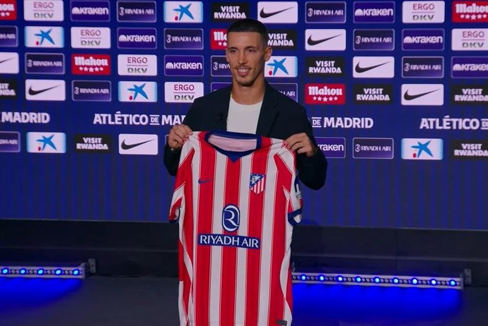 El jugador español Alejandro Grimaldo en su presentación con el Atlético de Madrid