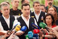 Moreno celebra el regreso a casa de 60 desalojados por el incendio en Niebla (Huelva): "Hay que seguir siendo prudentes"