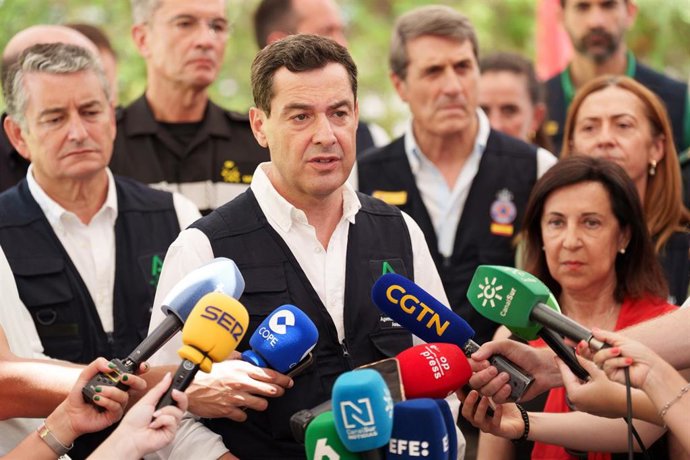 Archivo - El presidente de la Junta de Andalucía, Juanma Moreno atiende a los medios en el PMA del incendio forestal de los Gallardos (Almería). Imagen de archivo.