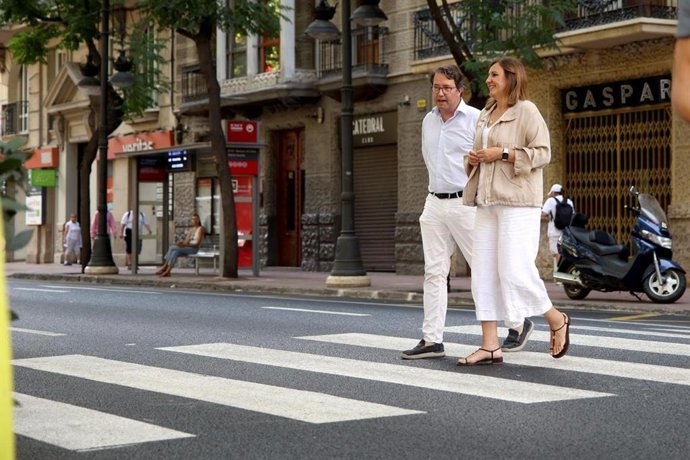 El concejal Juan Giner y la alcaldesa Mª José Catalá visitan el reasfaltado de Marqués del Túria