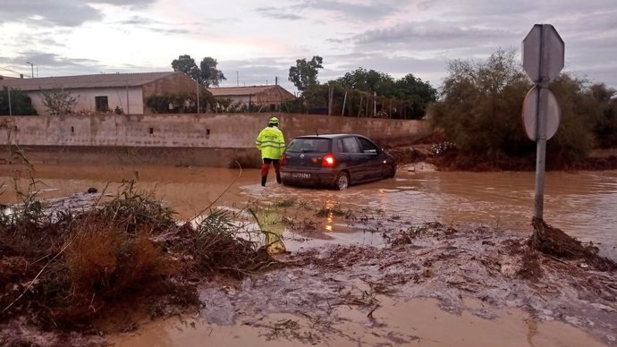 Archivo - Vehículo atrapado en una avenida en Lorca (Archivo)