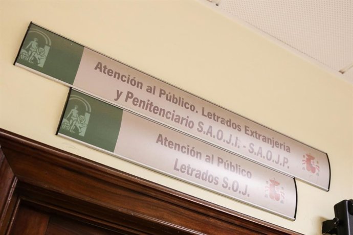 Archivo - Cartel de atención al público de letrados (archivo)