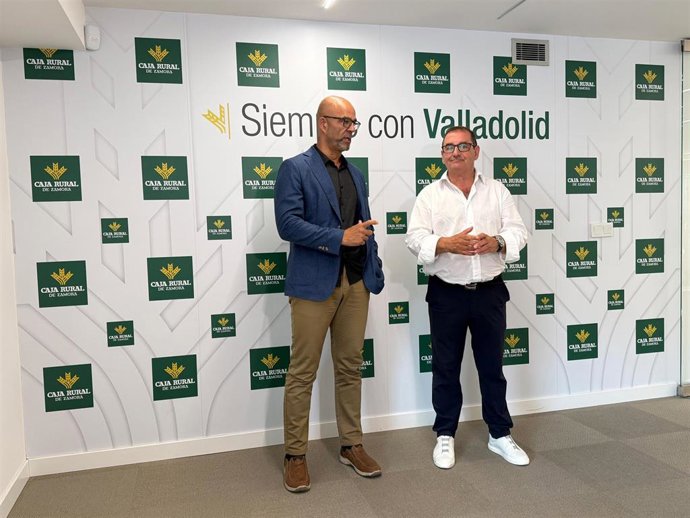El director de Comunicación de Caja Rural de Zamora, Narciso Prieto, y el decano del Colegio Oficial de Psicología de Castilla y León, David Cortejoso, en la firma de la colaboración entre las entidades.
