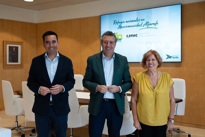 El presidente de la Diputación de Sevilla, Javier Fernández, la presidenta de la Mancomunidad del Aljarafe y alcaldesa de Gelves, Isabel Herrera y el diputado responsable del Área de Servicios Supramunicipales, Gonzalo Domínguez
