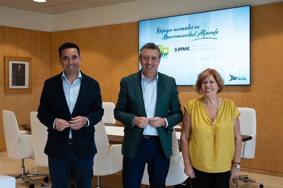 El presidente de la Diputación de Sevilla, Javier Fernández, la presidenta de la Mancomunidad del Aljarafe y alcaldesa de Gelves, Isabel Herrera y el diputado responsable del Área de Servicios Supramunicipales, Gonzalo Domínguez