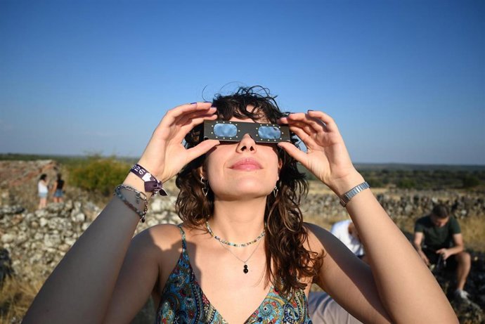 Una persona observa con las gafas homologadas el eclipse solar total de 2026.